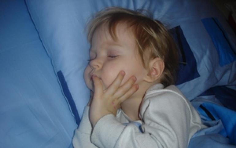 Что делать, если ребенок скрипит зубами во сне: причины возникновения проблемы и способы её устранения